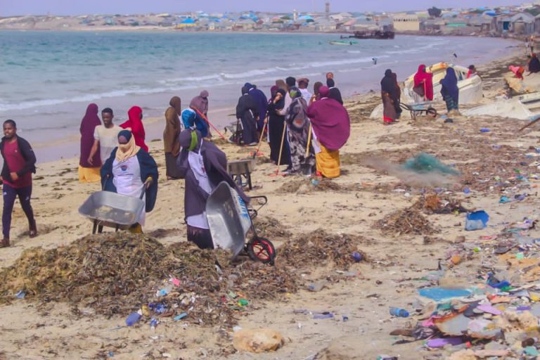 THE MISNITRY OF FISHERIES AND BLUE ECONOMY OF JUBALAND HELD COSTAL CLEANUP TO PROTECT KSIMAYO’S SHORELINE.
